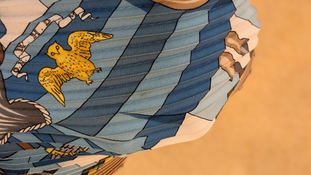 Authentic Silk Hermes Pleated Plisse CHOCS EN PLUMES Champage, Blue Green - Picture 11 of 12